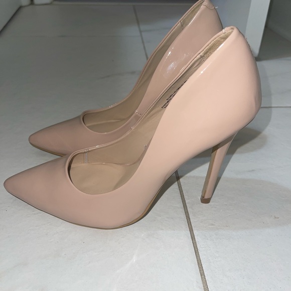Steve Madden Nude Closed-Toe Shoes